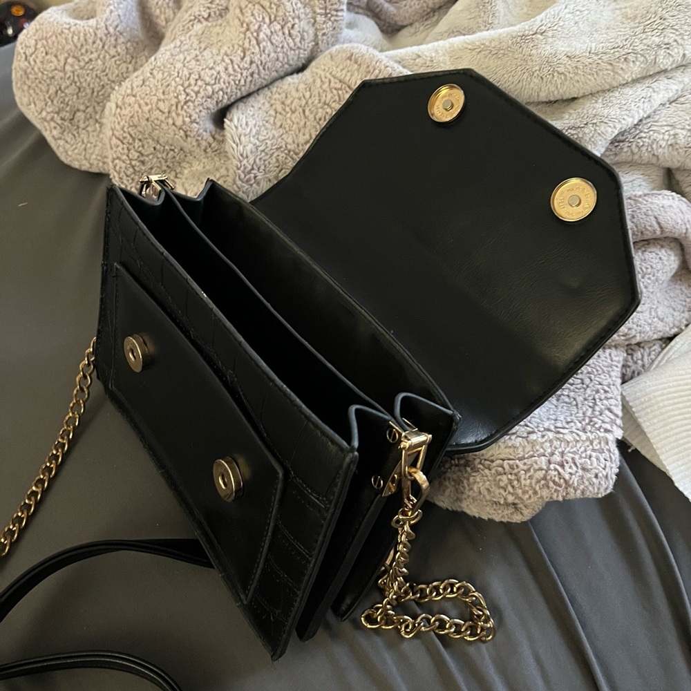 Elegant Black Croc-Embossed Handbag - Picture 4 of 4